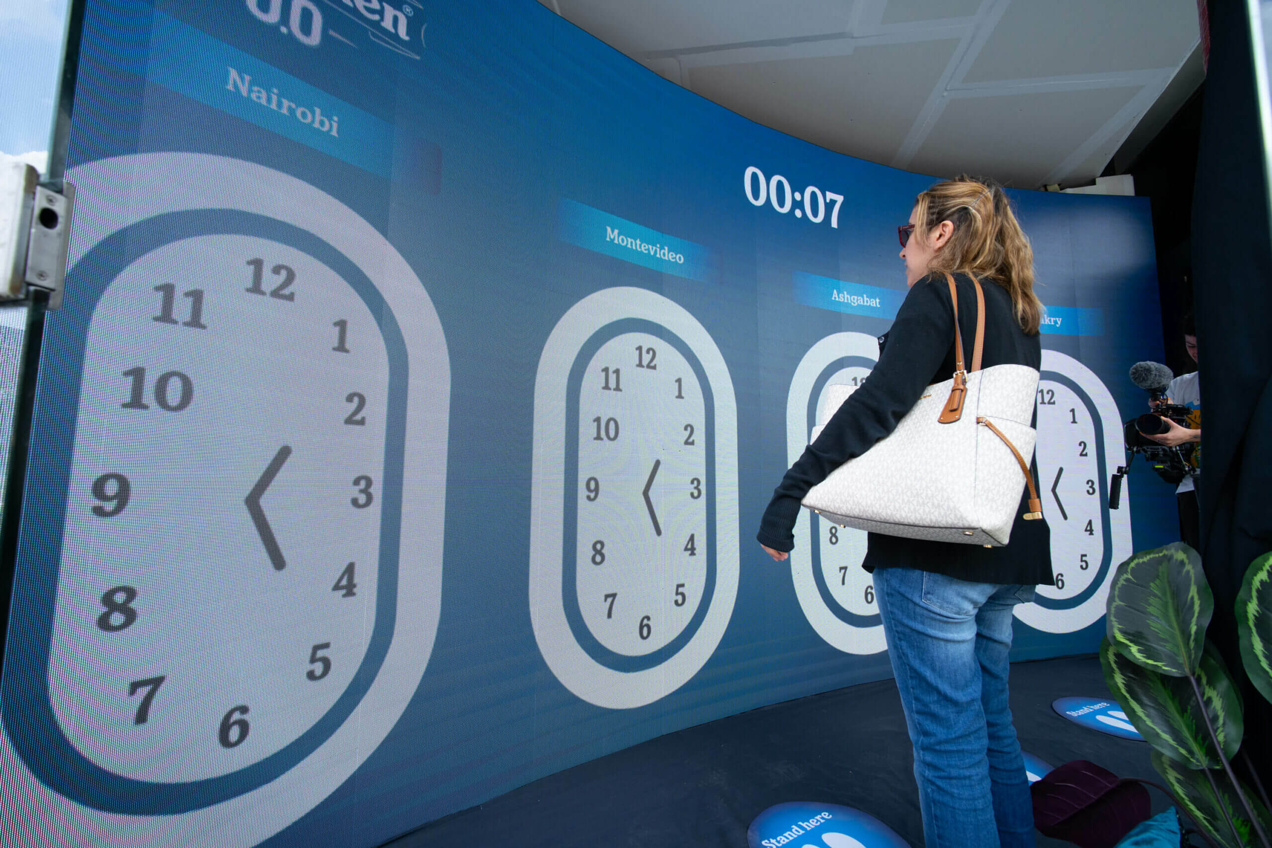 Woman standing in front of the screen playing the Heineken 0.0 activation