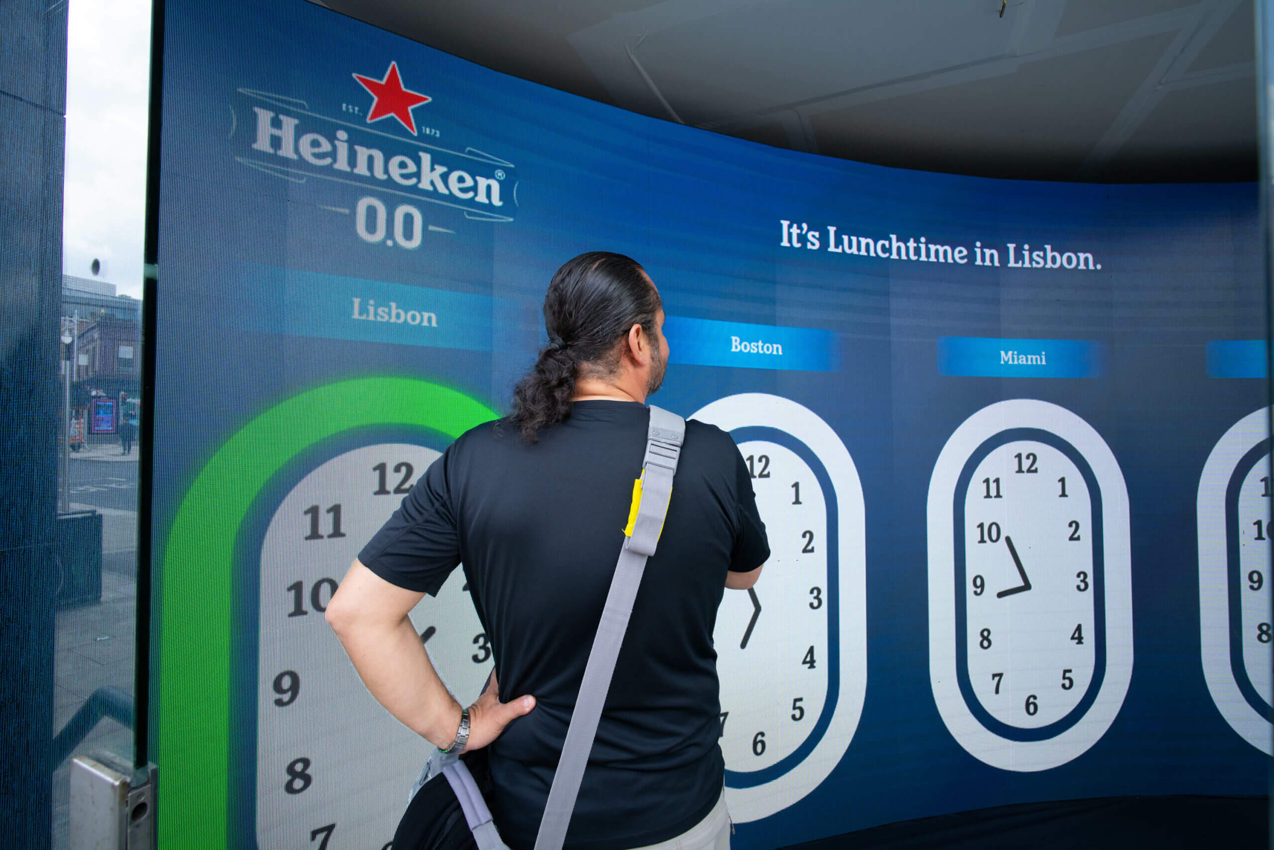 Man standing in-front of the Heineken 0.0 activation, interacting with the game