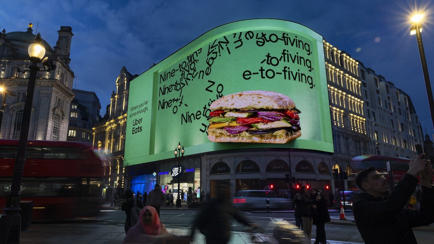 2900. Uber Eats Brand Q1 Ocean Piccadilly Lights W1D 7ET Feb 25 View2Fill 5504 (1)